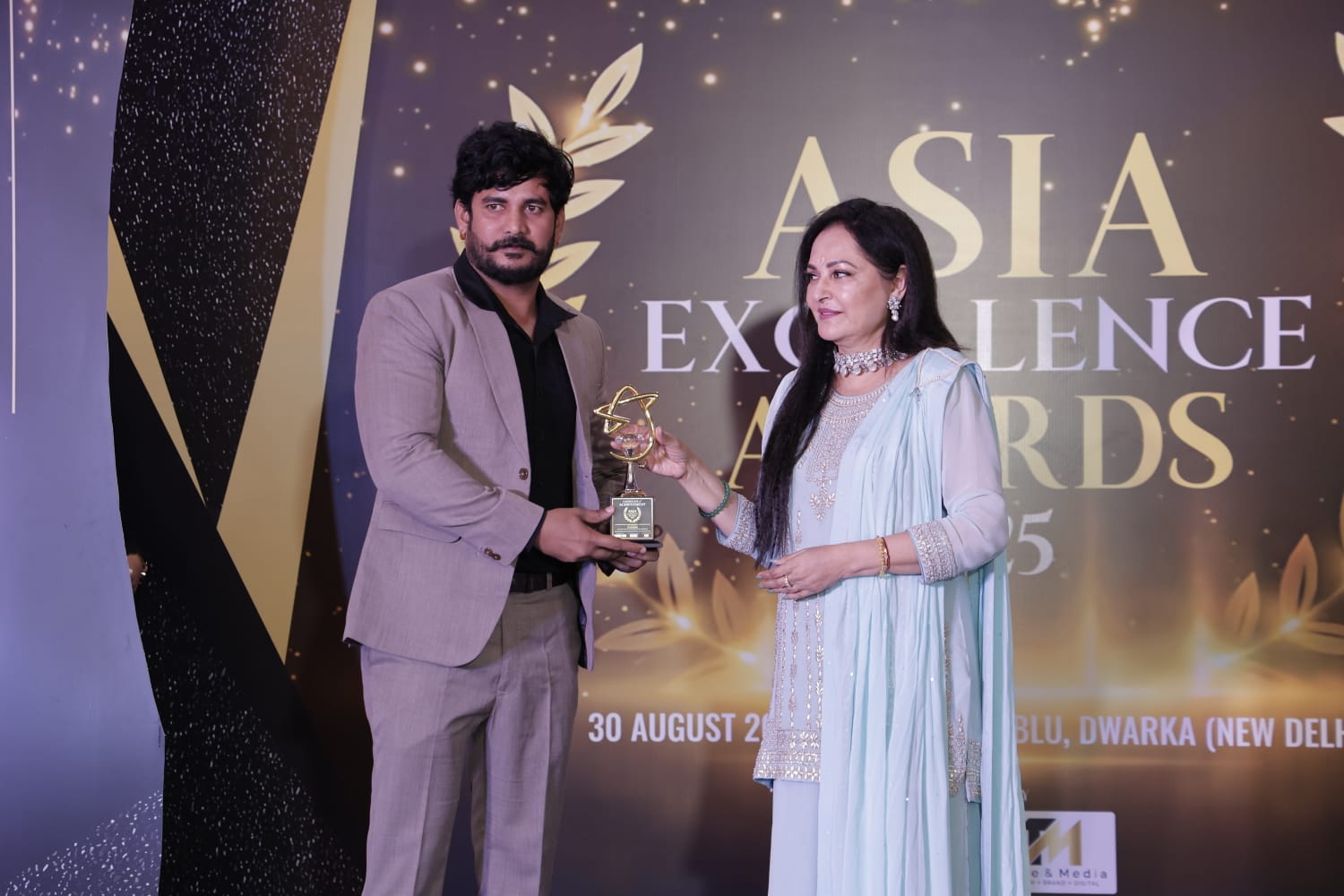 Pandit Vikesh Kumar receiving the Asia Excellence Award 2025 in New Delhi